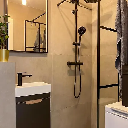 Fresh Industrial With Public Transport דירה